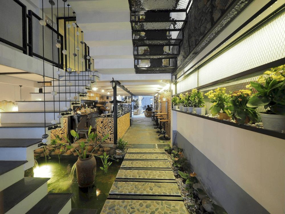 The space in Ribo is decorated like a house in a garden, with trees and flowers (Source: Ribo coffee)